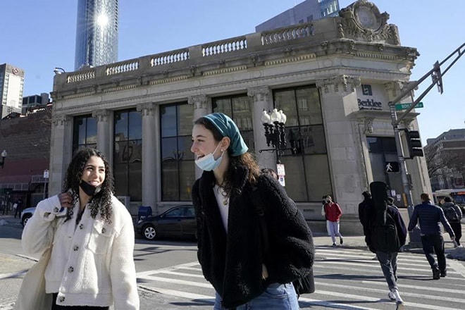 Người dân Boston (Massachusetts, Mỹ) tháo khẩu trang khi chính quyền bang này đã cho nới lỏng quy định bắt buộc đeo khẩu trang ở nơi công cộng.