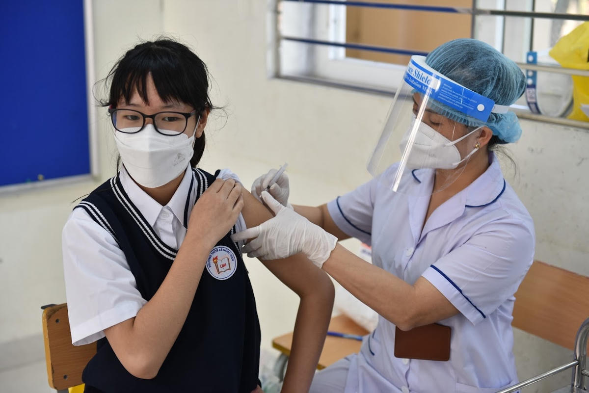 Với việc Chính phủ đẩy mạnh chiến lược tiêm vaccine ngừa Covid-19, thời điểm trở lại bình thường mới không còn xa.  Ảnh: Quang Vinh