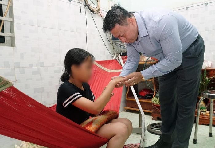 Lãnh đạo UBND tỉnh Tây Ninh đến động viên, thăm hỏi em N..