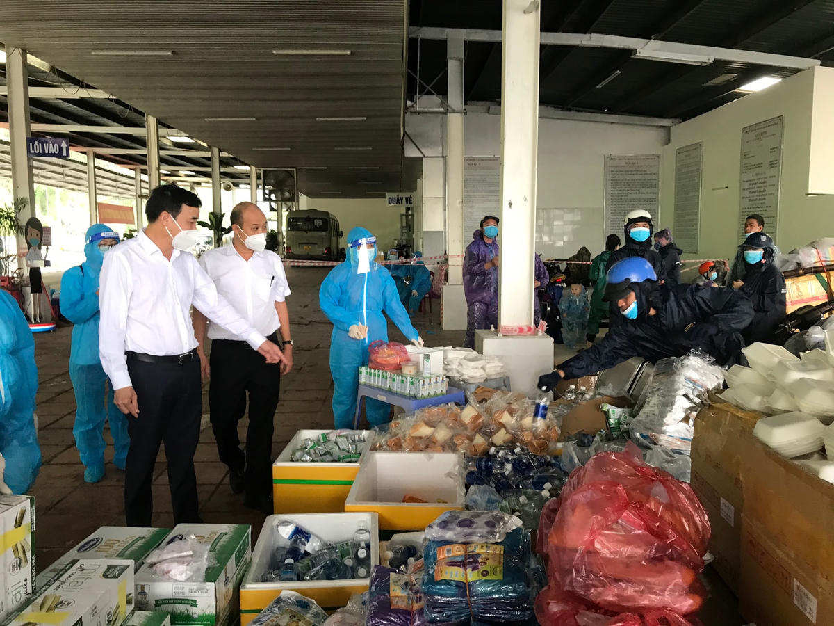 Lãnh đạo TP Đà Nẵng kiểm tra suất ăn hỗ trợ người về quê bằng xe máy tại điểm tập kết trung chuyển phía Nam hầm đường bộ Hải Vân sáng 8/10.  Ảnh: Sở TT&TT Đà Nẵng.