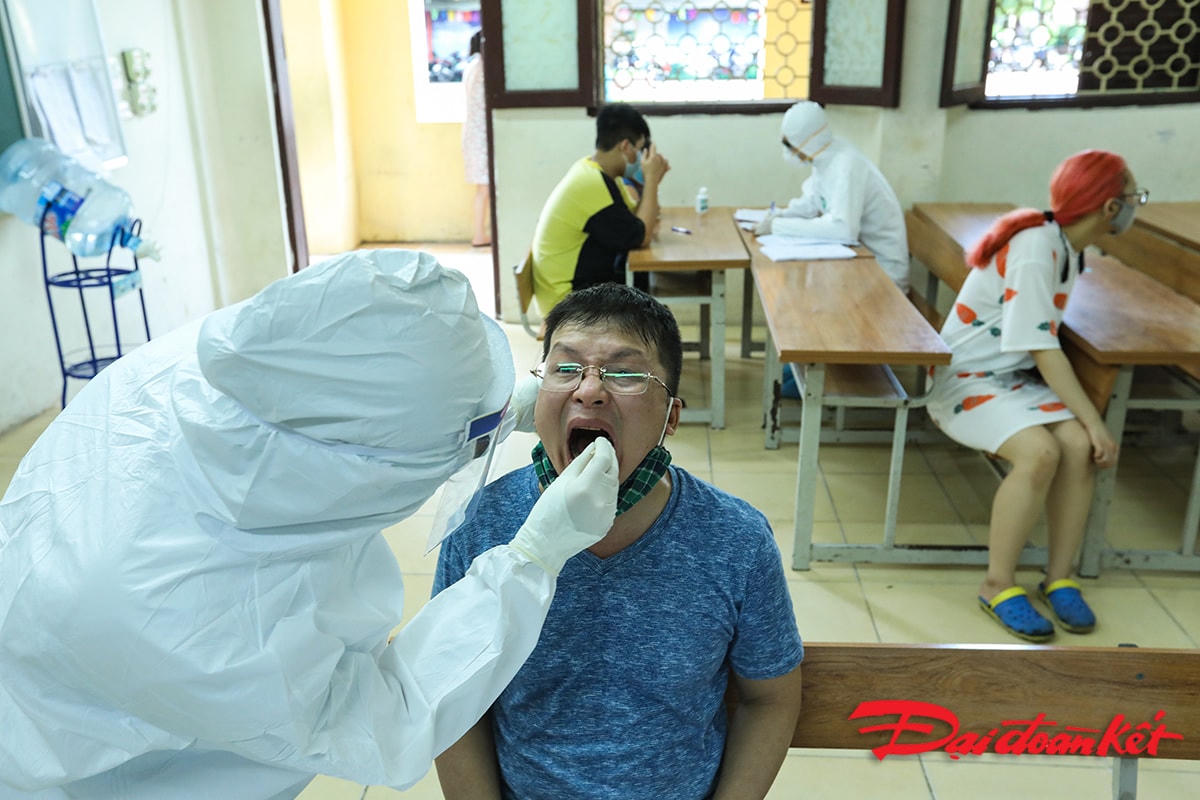 Toàn bộ người từ Đà Nẵng về Hà Nội sẽ được xét nghiệm Realtime-PCR.Trong sáng nay, tại địa điểm trường THCS Thành Công, Hà Nội tiến hành xét nghiệm cho 40 người dân từ Đà Nẵng trở về.Xét nghiệm PCR hay còn gọi là xét nghiệm sinh học phân tử là một kỹ thuật nhằm tạo ra một lượng lớn bản sao DNA mục tiêu trong ống nghiệm dựa vào các chu kỳ nhiệt. Hiện nay, xét nghiệm PCR thường đắt tiền hơn so với các xét nghiệm thông thường khác do hầu hết hóa chất để làm phản ứng đều phải nhập ngoại và phải mua với giá cao. 