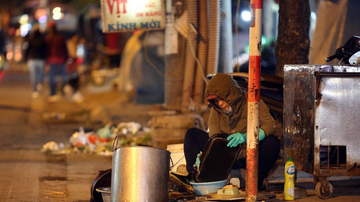 Những ngày giá rét vẫn có nhiều người cặm cụi vì công việc.