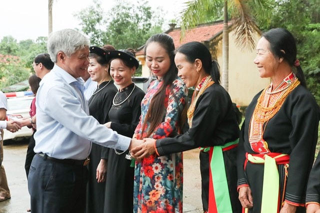 Chủ tịch UBTƯ MTTQ Việt Nam Đỗ Văn Chiến trò chuyện cùng đồng bào tỉnh Tuyên Quang.