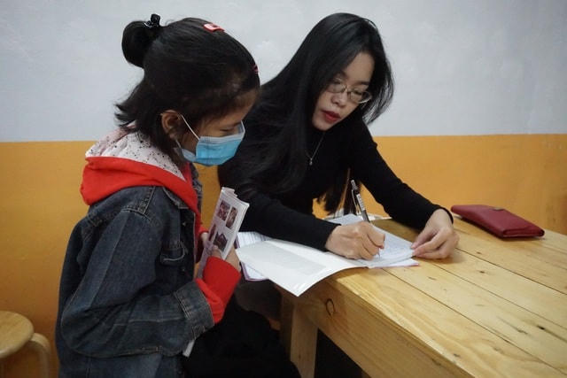 Các thầy, cô giáo luôn say sưa giảng bài, hướng dẫn nhiệt tình cho các học sinh cách phát âm từ vựng.