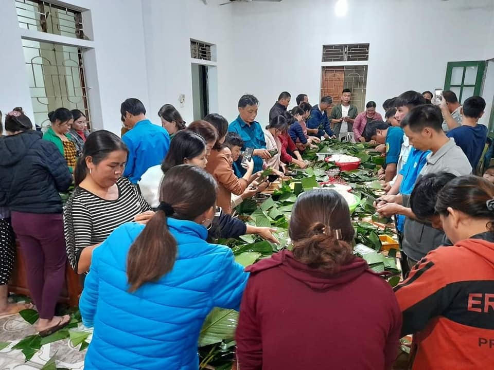 Bà con xứ Nghệ trắng đêm nấu bánh gửi người dân vùng lũ