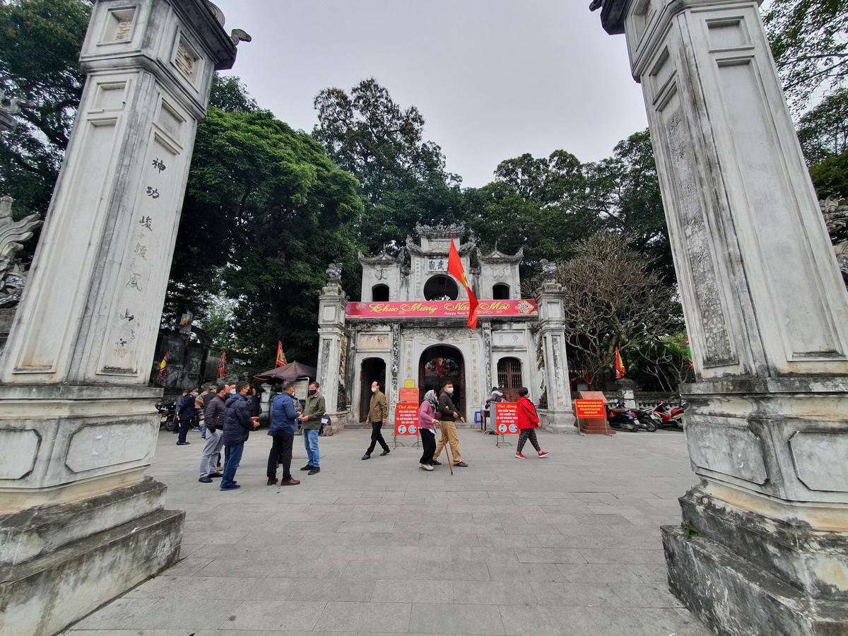 Đền Quán Thánh - một trong Tứ trấn Thành Thăng Long xưa cũng mở cửa trở lại, thu hút nhiều người dân đến chiêm bái.