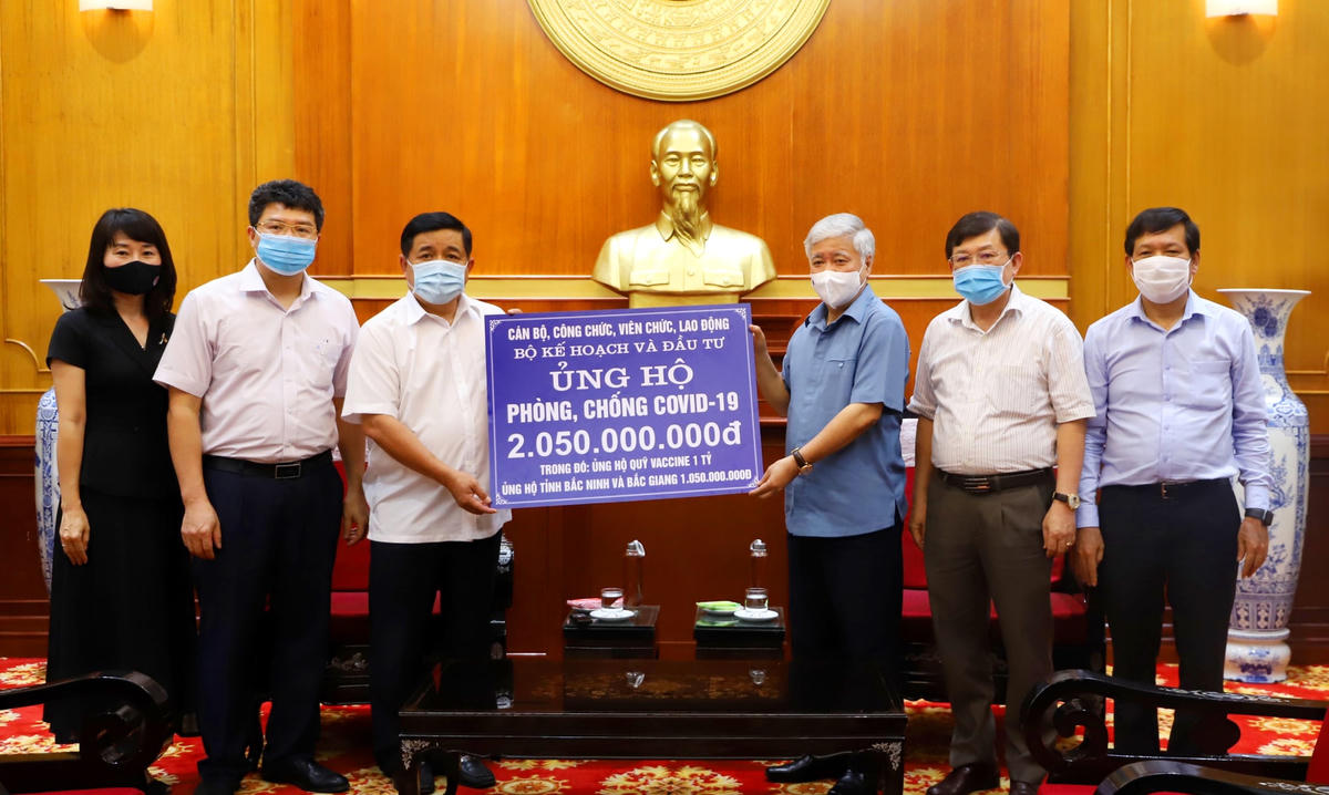 Thời gian qua, UBTƯ MTTQ Việt Nam đã tổ chức tiếp nhận ủng hộ phòng, chống dịch Covid-19 từ nhiều cơ quan, đơn vị, tổ chức, cá nhân. Trong ảnh: Ông Đỗ Văn Chiến, Bí thư Trung ương Đảng, Chủ tịch UBTƯ MTTQ Việt Nam tiếp nhận ủng hộ từ Bộ Kế hoạch và Đầu tư cho công tác phòng, chống dịch bệnh.