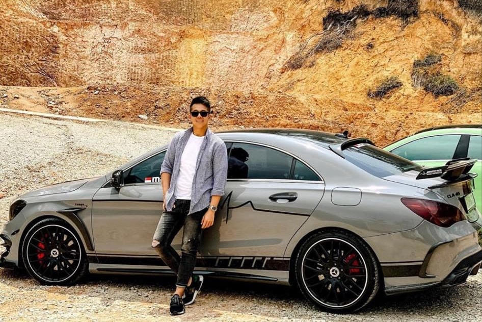 Anh cũng đam mê tốc độ và sở hữu một bộ sưu tập xe hạng sang.