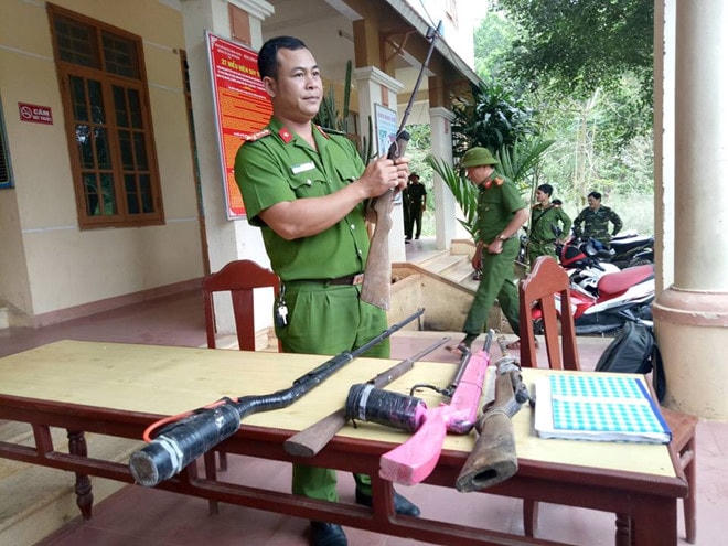 Những khẩu súng tự chế mà công an đã thu giữ.