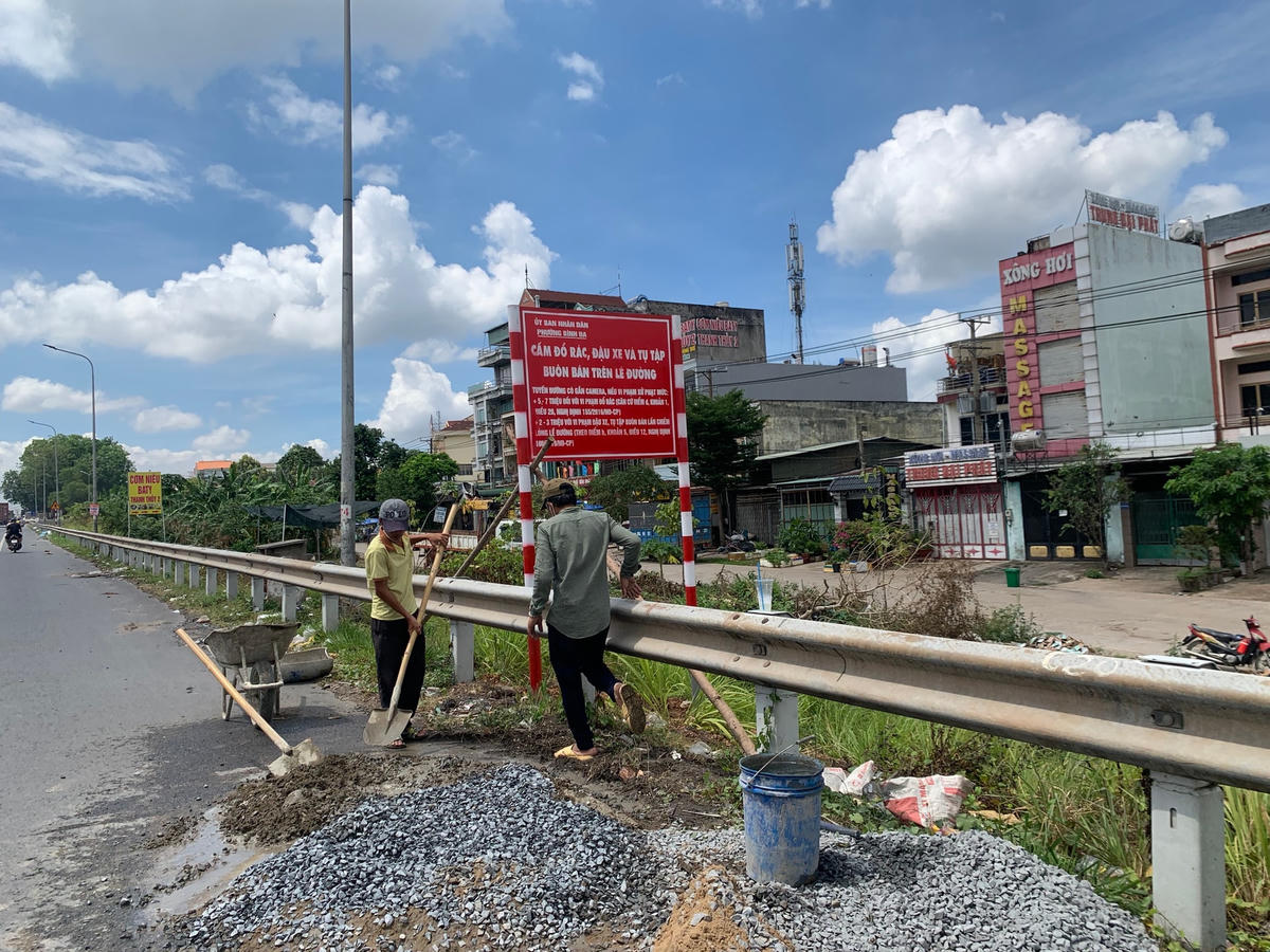 Thêm một tấm biển cấm đổ rác được chính quyền dựng lên để cảnh báo gần khu vực tập kết rác thải tự phát.