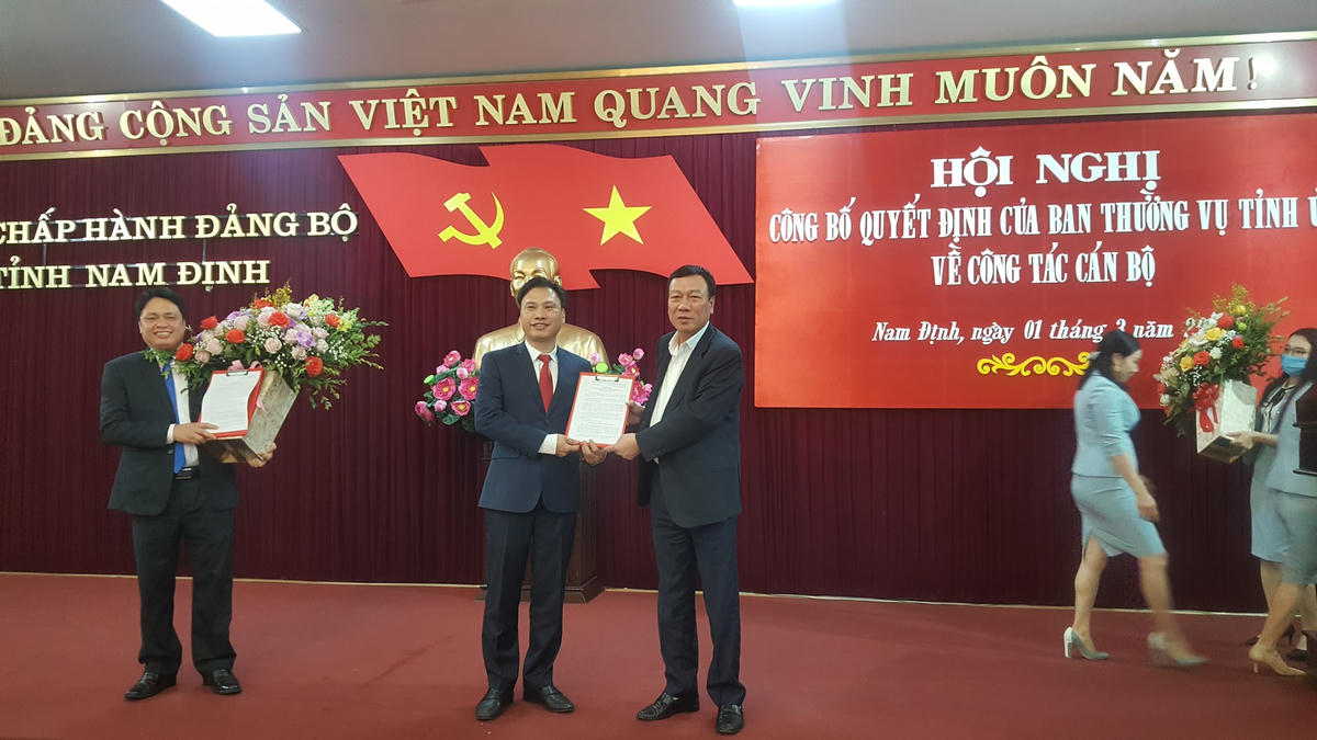 Ông Hoàng Nguyên Dự (trái) nhận quyết định bổ nhiệm làm Trưởng ban Nội chính Tỉnh ủy từ Bí thư Tỉnh ủy Đoàn Hồng Phong.