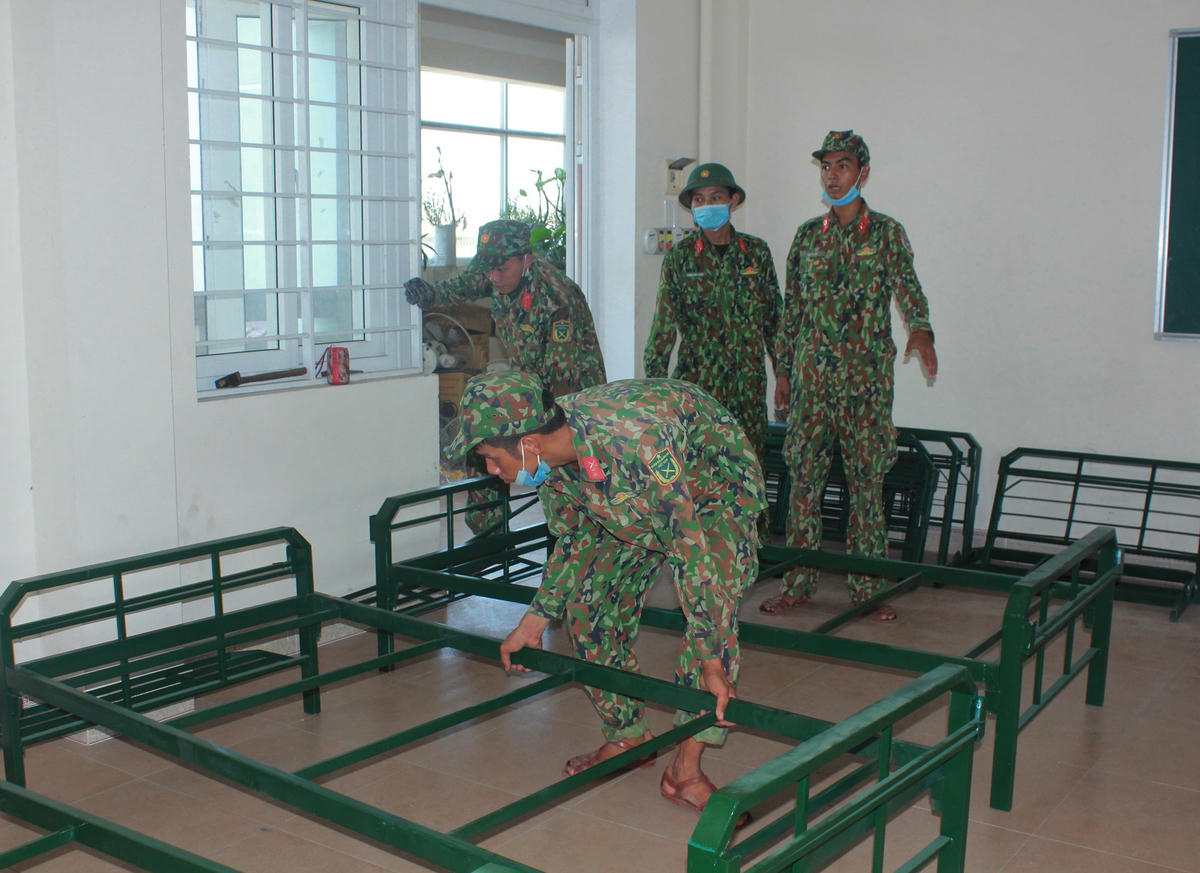 Các cán bộ, chiến sĩ đang chuẩn bị cơ sở vật chất tại khu cách ly Trường Cao đẳng Nghề số 23.