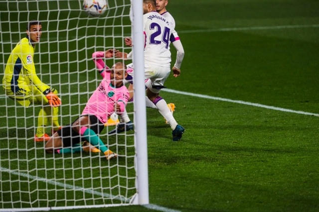 Braithwaite nhoài người dứt điểm nâng tỷ số lên 2-0 cho Barcelona.