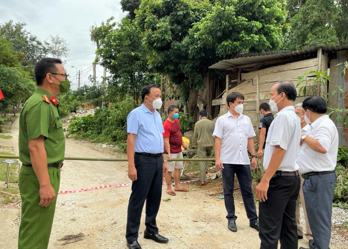 TS Mai Văn Mười (ở giữa) kiểm tra công tác dịch Covid-19 huyện Nam Giang.