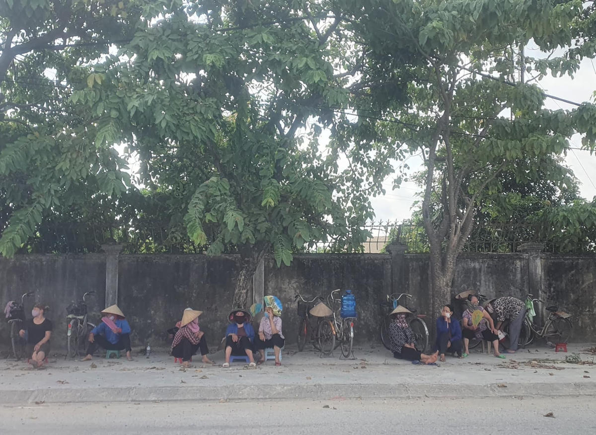 [ẢNH] TP Thái Bình: Dân chặn xe thu gom, rác thải tràn ngập phố phường