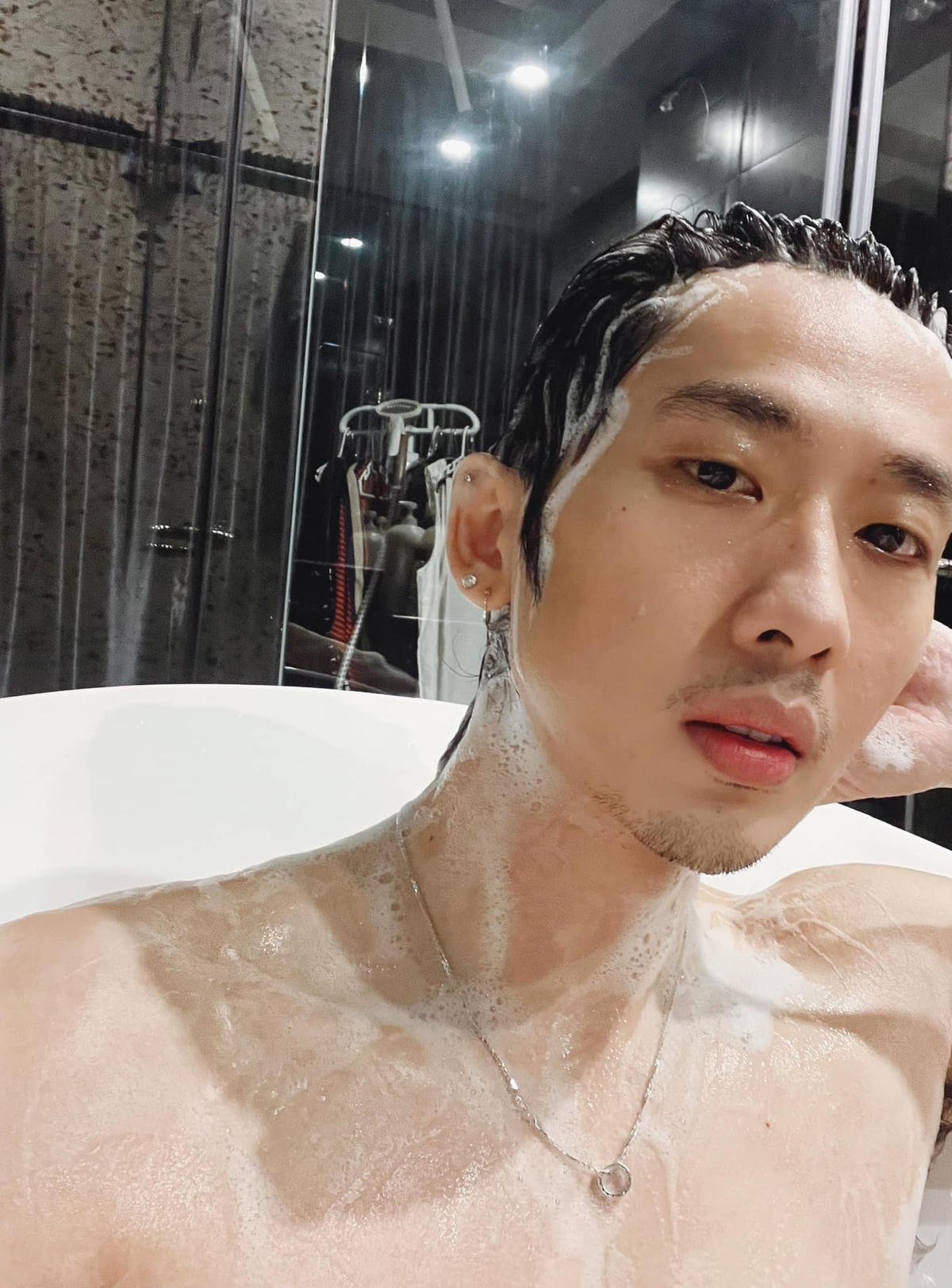 Tuấn Trần than “Ở nhà không suốt 2 tháng chỉ có ăn - ngủ - tập thể dục và tắm” và chỉ có lúc tắm mới rảnh để chụp hình.