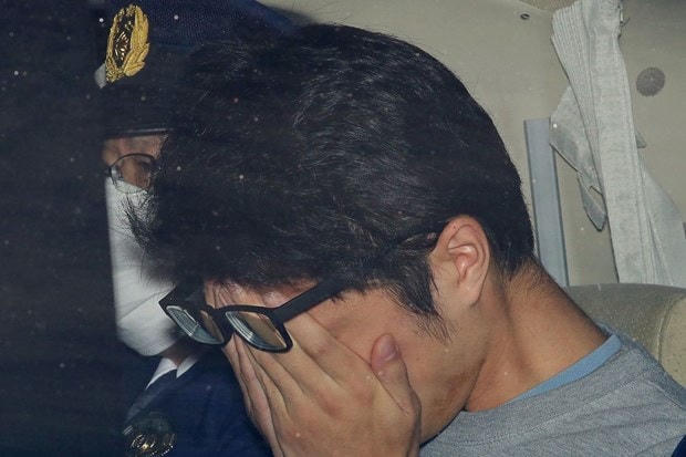 Takahiro Shiraishi bị cảnh sát áp tải hồi năm 2017. Ảnh: Kyodo/Reuters.  