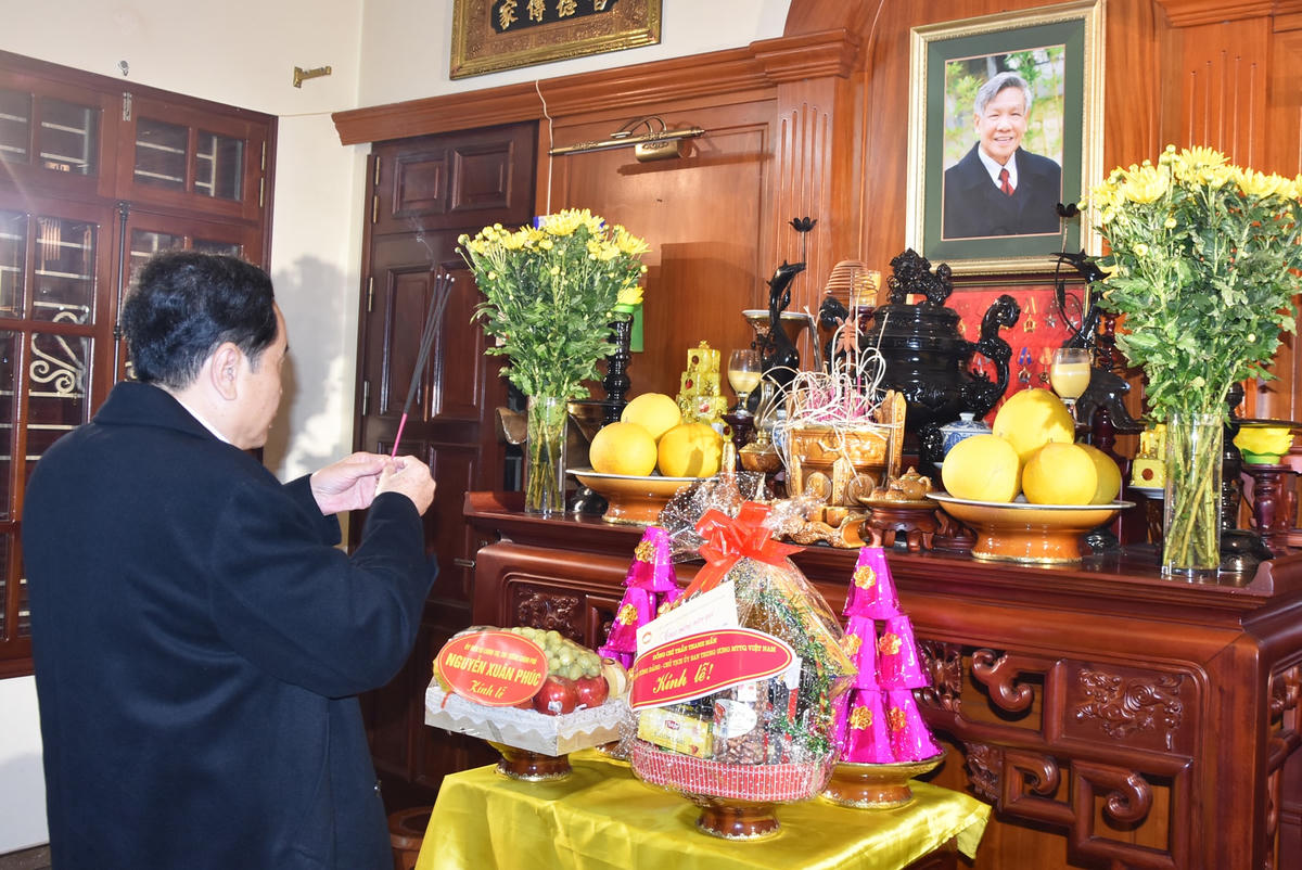Chủ tịch Trần Thanh Mẫn thắp hương tưởng nhớ cố Tổng Bí thư Lê Khả Phiêu.