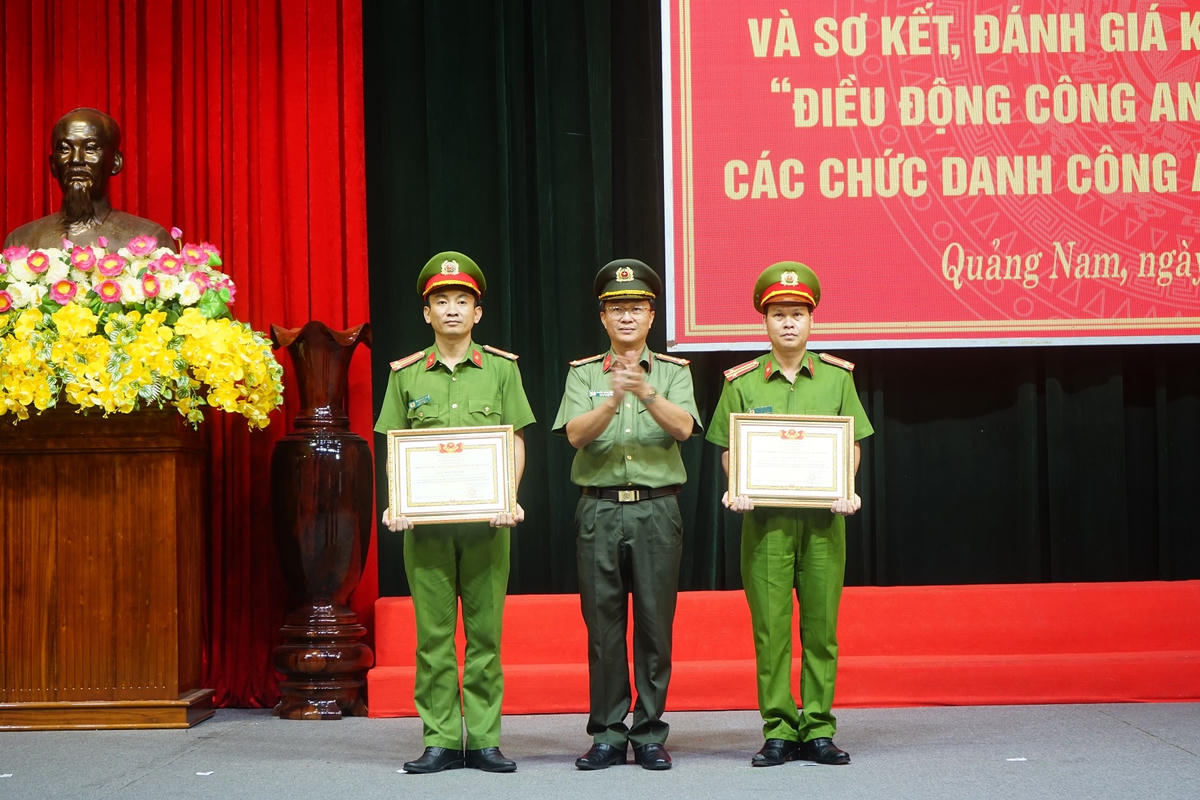Thừa ủy quyền của Bộ Công an, Thượng tá Nguyễn Thành Long trao danh hiệu Chiến sĩ thi đua toàn lực lượng cho Trung tá Lưu Phước Nguyên, Phó trưởng phòng PC05 và Trung tá Đoàn Viết Kim, Đội trưởng Phòng PC06.