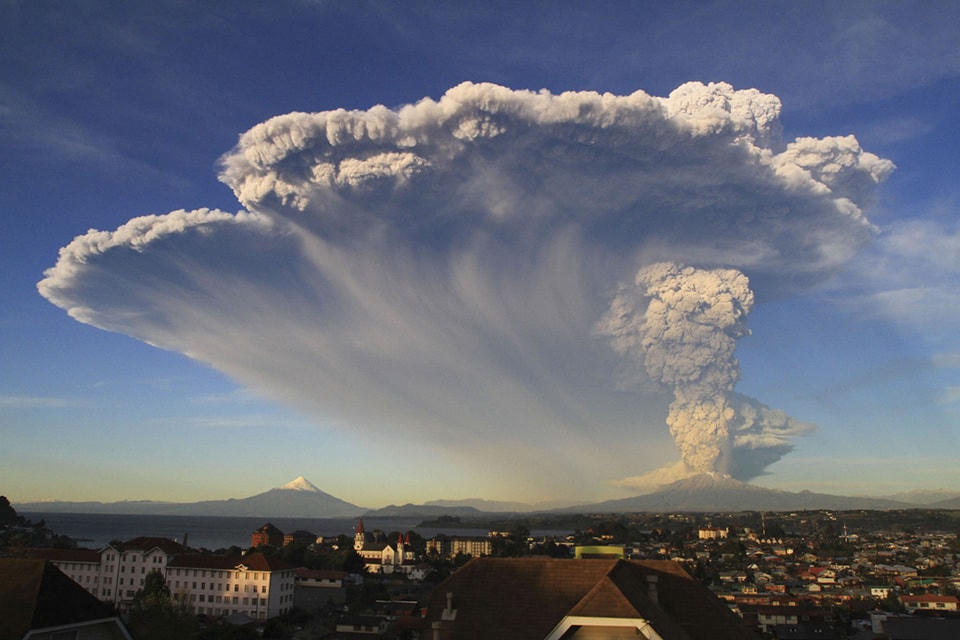 ​27. Núi lửa Calbuco phun trào gần Puerto Varas, Chile, vào ngày 22 tháng 04 năm 2015. Ảnh Carlos F. Gutierrez / AP.