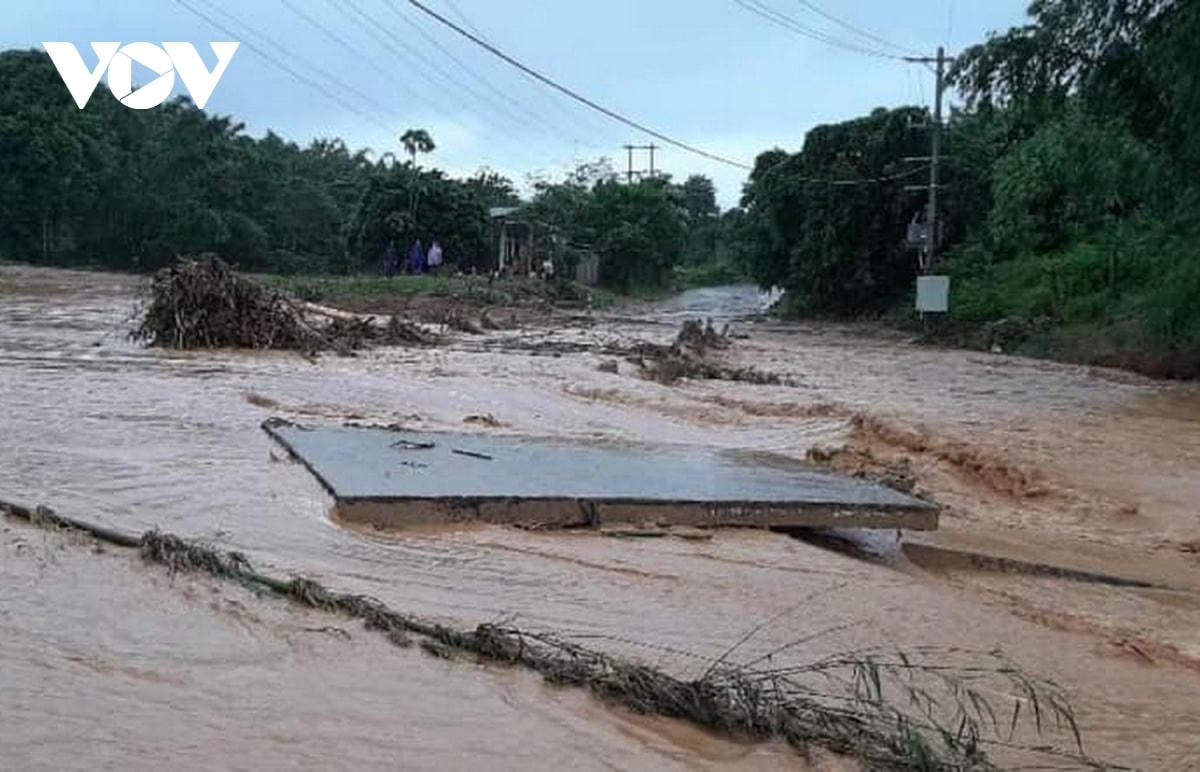 Cầu Ván Ri vào thôn Tà Rùng bị lũ cuốn trôi nên lực lượng chức năng khó tiếp cận được hiện trường.