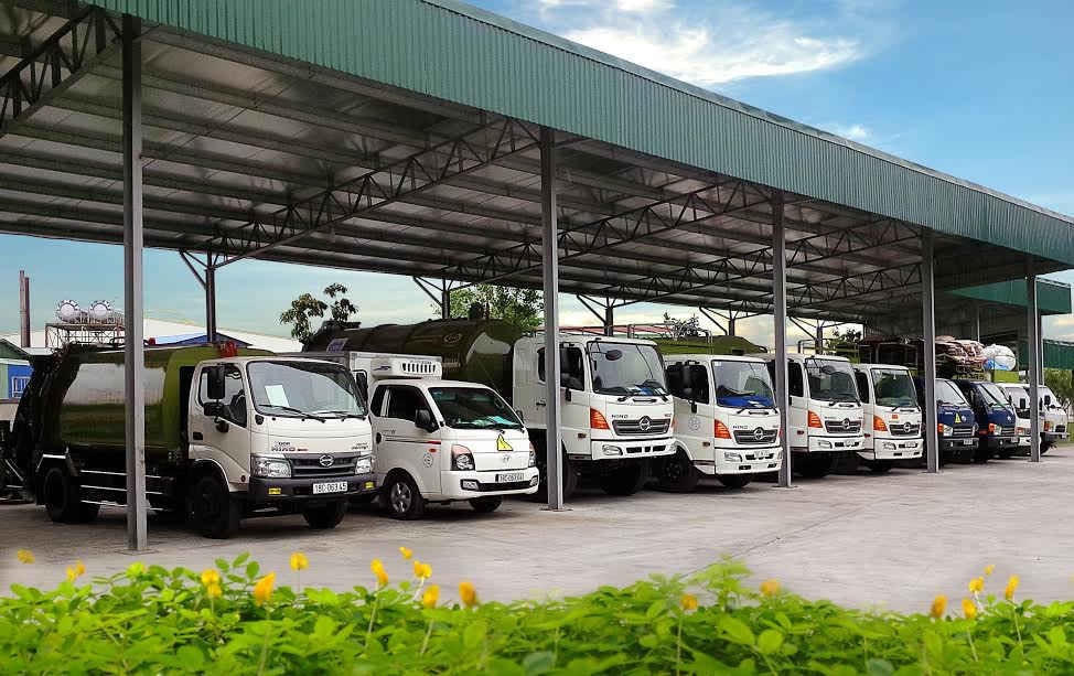Theo ông Trần Nam Hà, Giám đốc kinh doanh ETC Nam Định, doanh nghiệp này hiện có 20 xe thu gom, vận tải rác thải nguy hại chuyên dụng, trong đó có 8 xe chuyên thu gom, vận tải rác thải y tế. Hằng ngày, đội xe này đi tới trụ sở các cơ sở bệnh viện, bệnh viện dã chiến, cơ sở cách ly ở nhiều tỉnh thành ở miền Bắc để thu gom rác thải y tế, đưa về cơ sở xử lý ở trụ sở công ty.