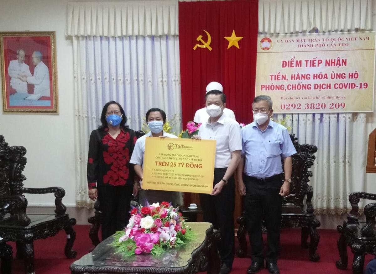 Đại diện Tập đoàn T&T Group trao gói vật tư y tế hỗ trợ cho TP Cần Thơ.
