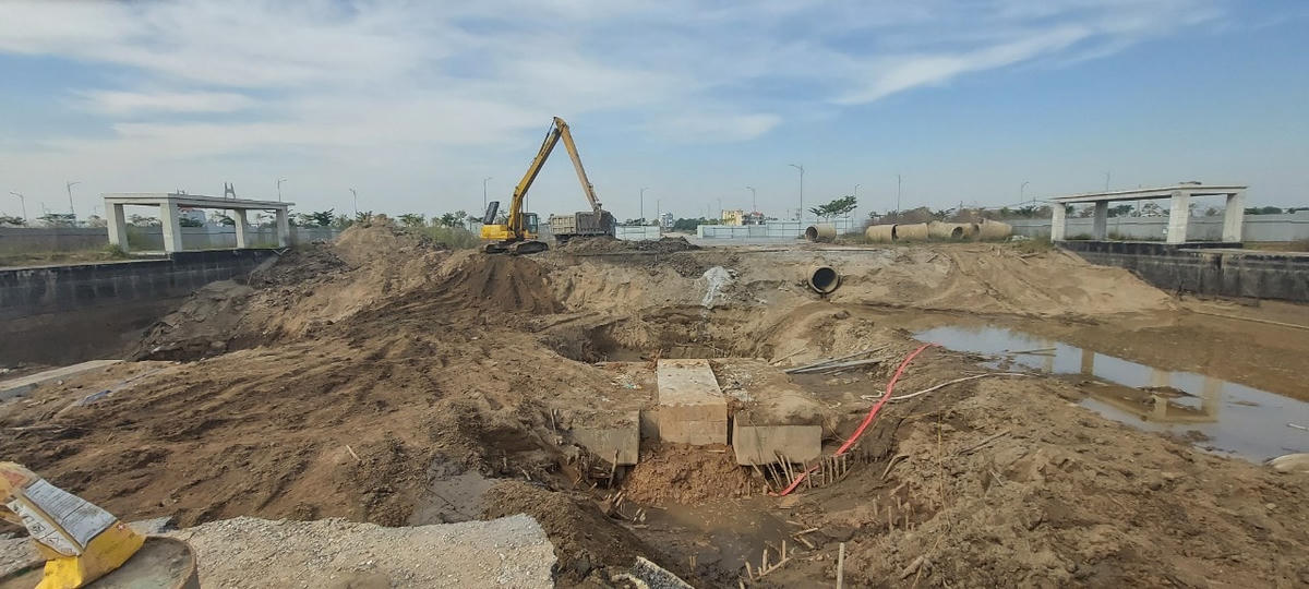 Cty TNHH Xây dựng Hoàng Lộc đang xử lý bùn, nước thấm vào hầm đường bộ.