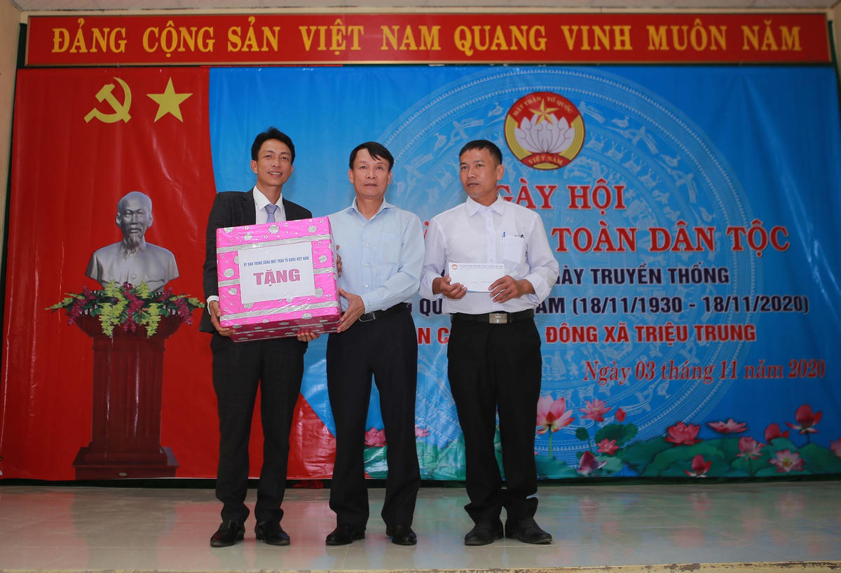 Tổng Giám đốc TTXVN Nguyễn Đức Lợi tặng quà nhân dân thôn Ngô Xá Đông.