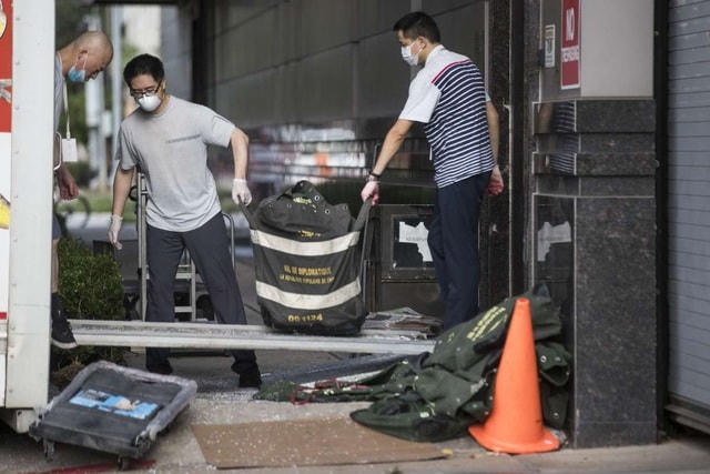 Nhân viên lãnh sự quán Trung Quốc dọn đồ đi. (Ảnh: Houston Chronicle).