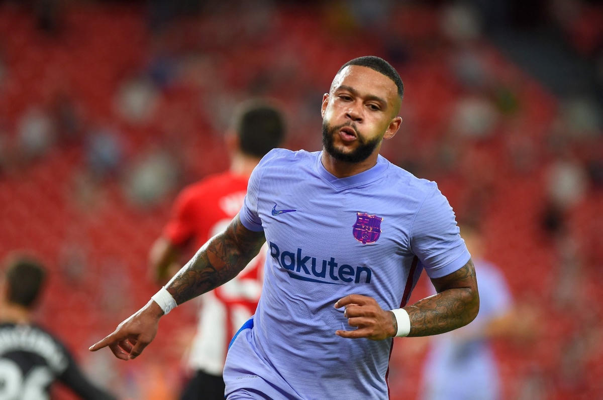 Depay ghi bàn, cứu nguy cho Barcelona.