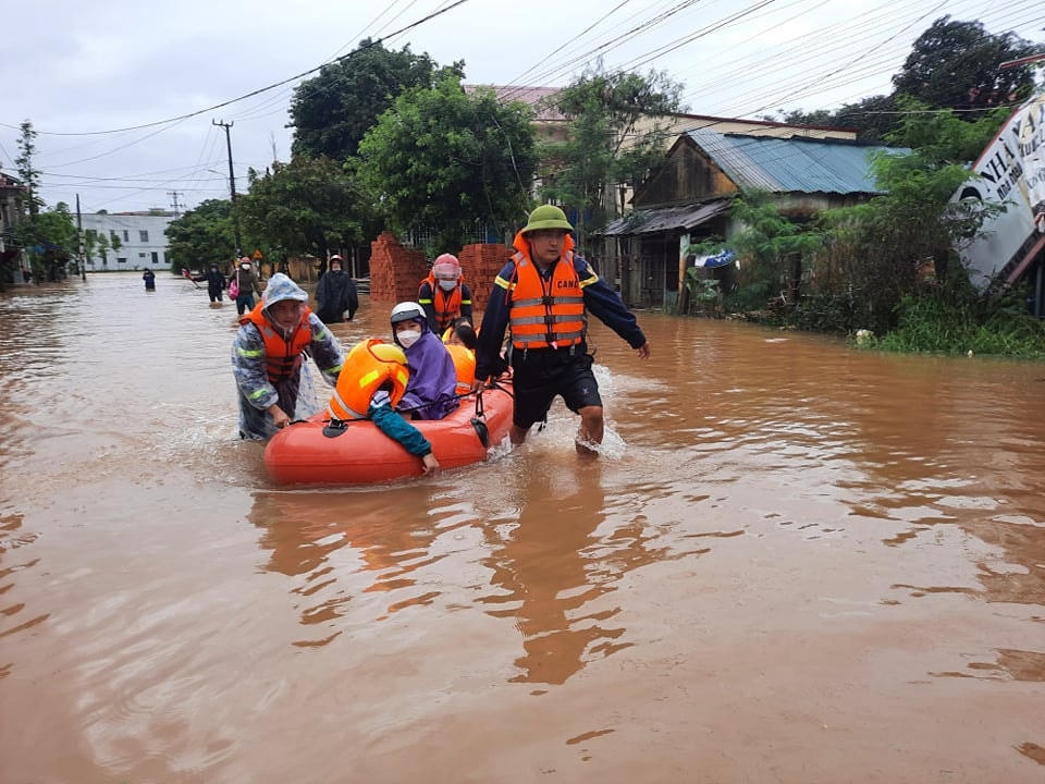 Nước lũ lên nhanh khiến hàng trăm em học sinh bị mắc kẹt trong trường học. Ảnh: Duy Lợi.