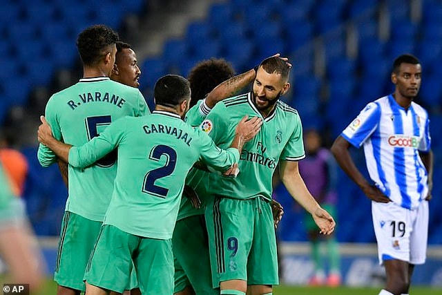 Real Madrid soán ngôi đầu bảng của Barcelona nhờ hơn tỷ số đối đầu.