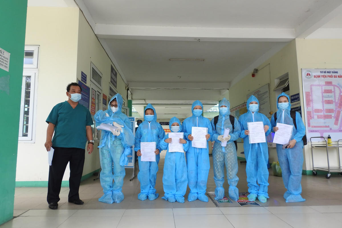 Bác sỹ Lê Thành Phúc, Giám đốc Bệnh viện phổi Đà Nẵng, trao giấy ra viện cho các BN Covid-19 sáng 3/6. Ảnh Thanh Tùng.