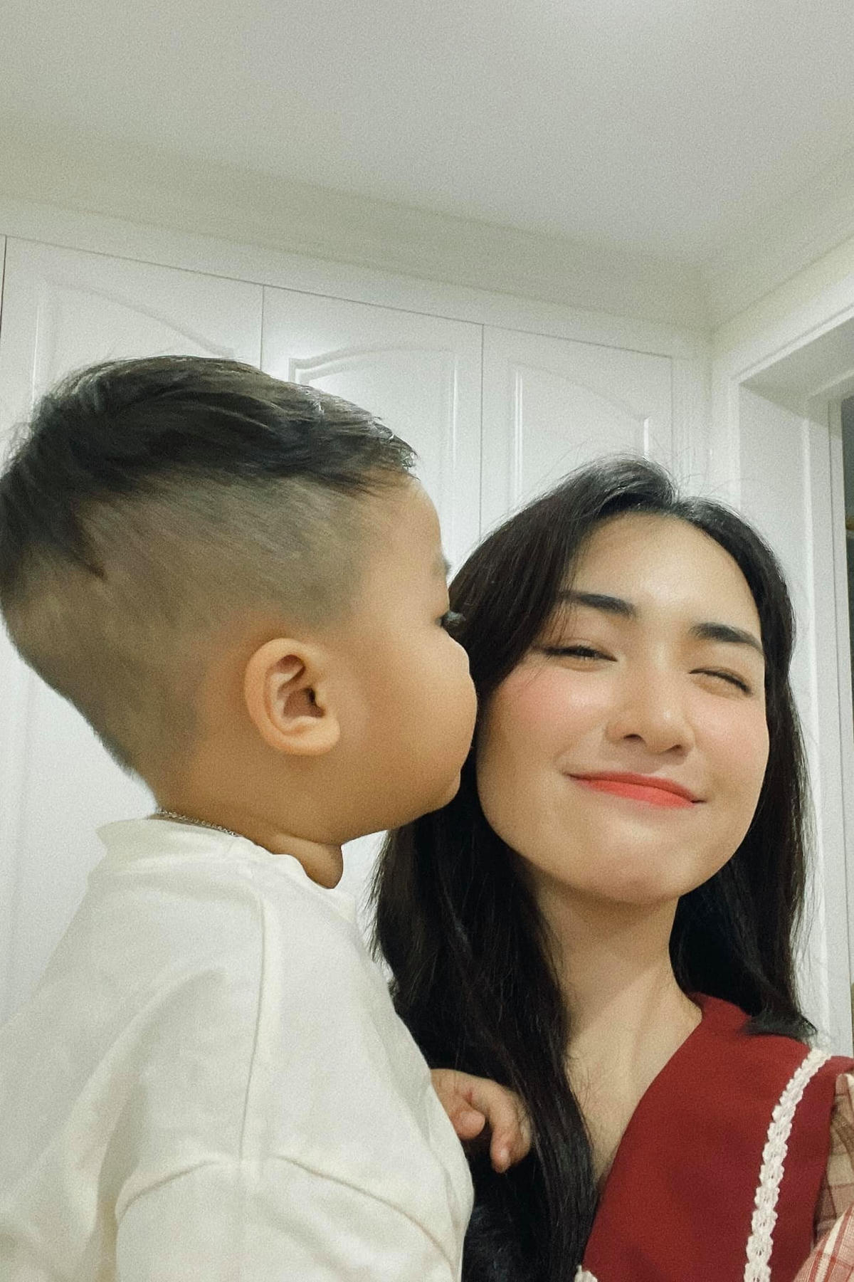 Bé Bo là một em bé rất ngoan ngoãn và tình cảm khiến nhiều người yêu mến.