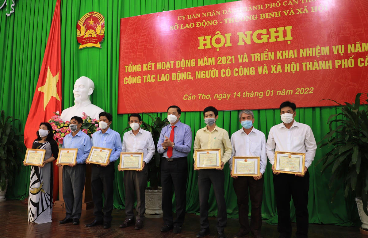 Lãnh đạo TP Cần Thơ tặng giấy khen cho các đơn vị có thành tích trong năm 2021.