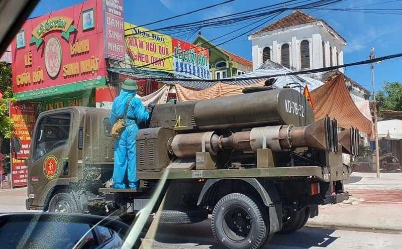 Lực lượng quân đội phun khử khuẩn tại huyện Quỳnh Lưu khi địa phương này xuất hiện nhiều ca nhiễm trong cộng đồng.