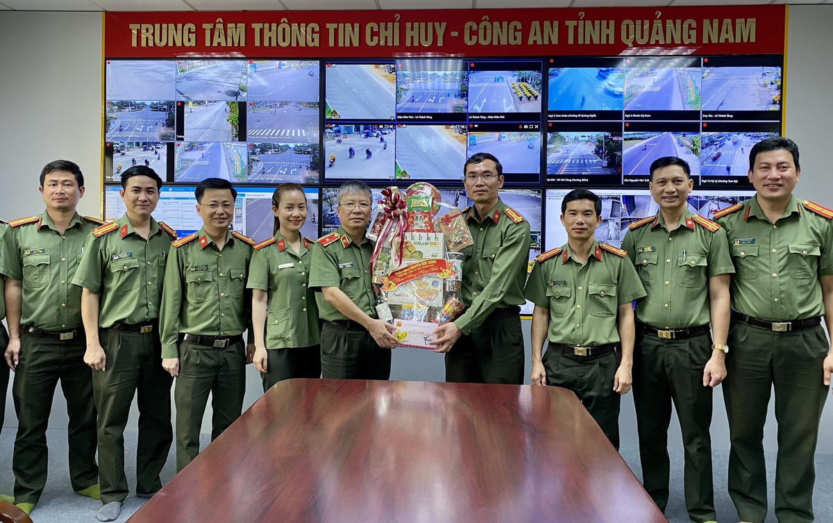 Thiếu tướng Nguyễn Đức Dũng thăm và tặng quà Tết cho lực lượng Công an tỉnh Quảng Nam.