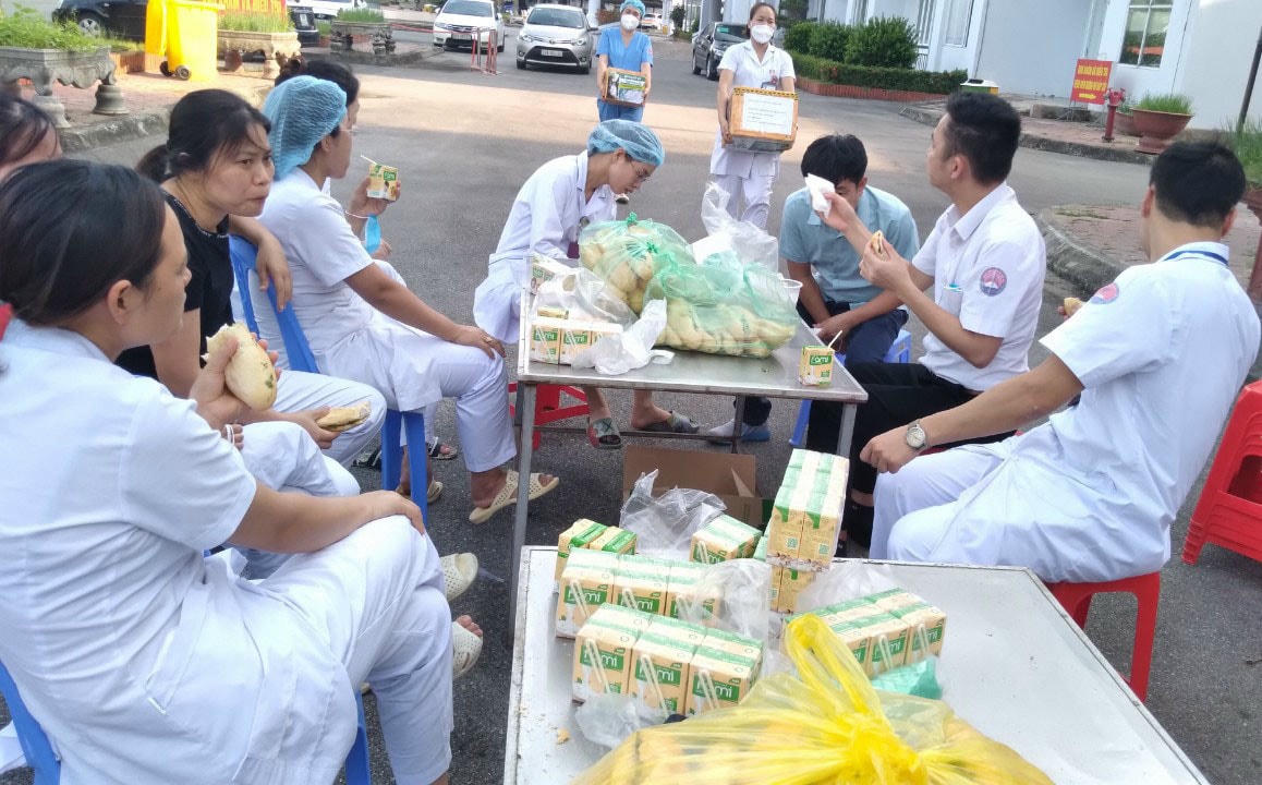 Bữa ăn vội vàng của các bác sĩ trước giờ lấy mẫu.