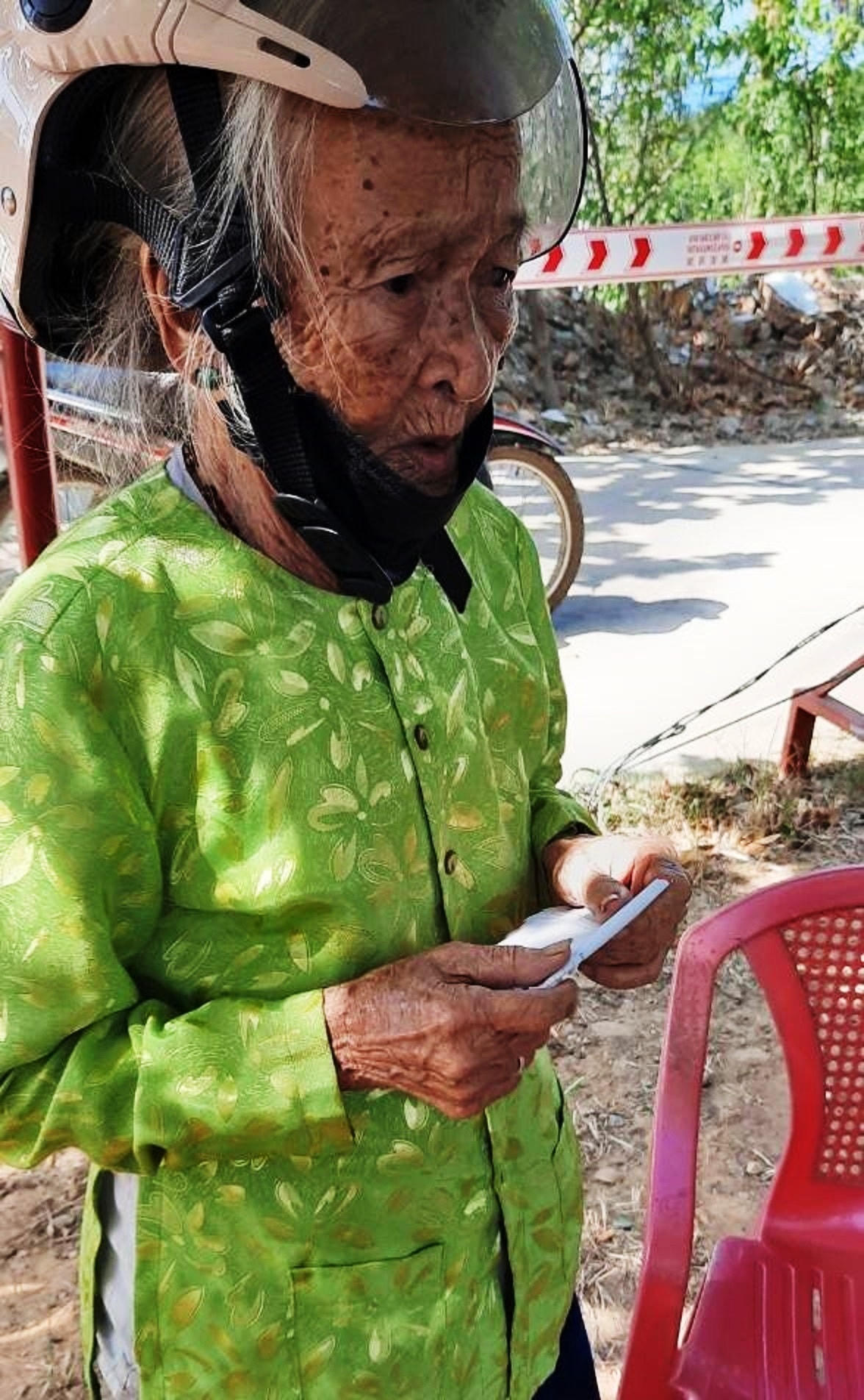 Bà Năm đem tiền dành dụm ủng hộ phòng, chống dịch  Covid-19.