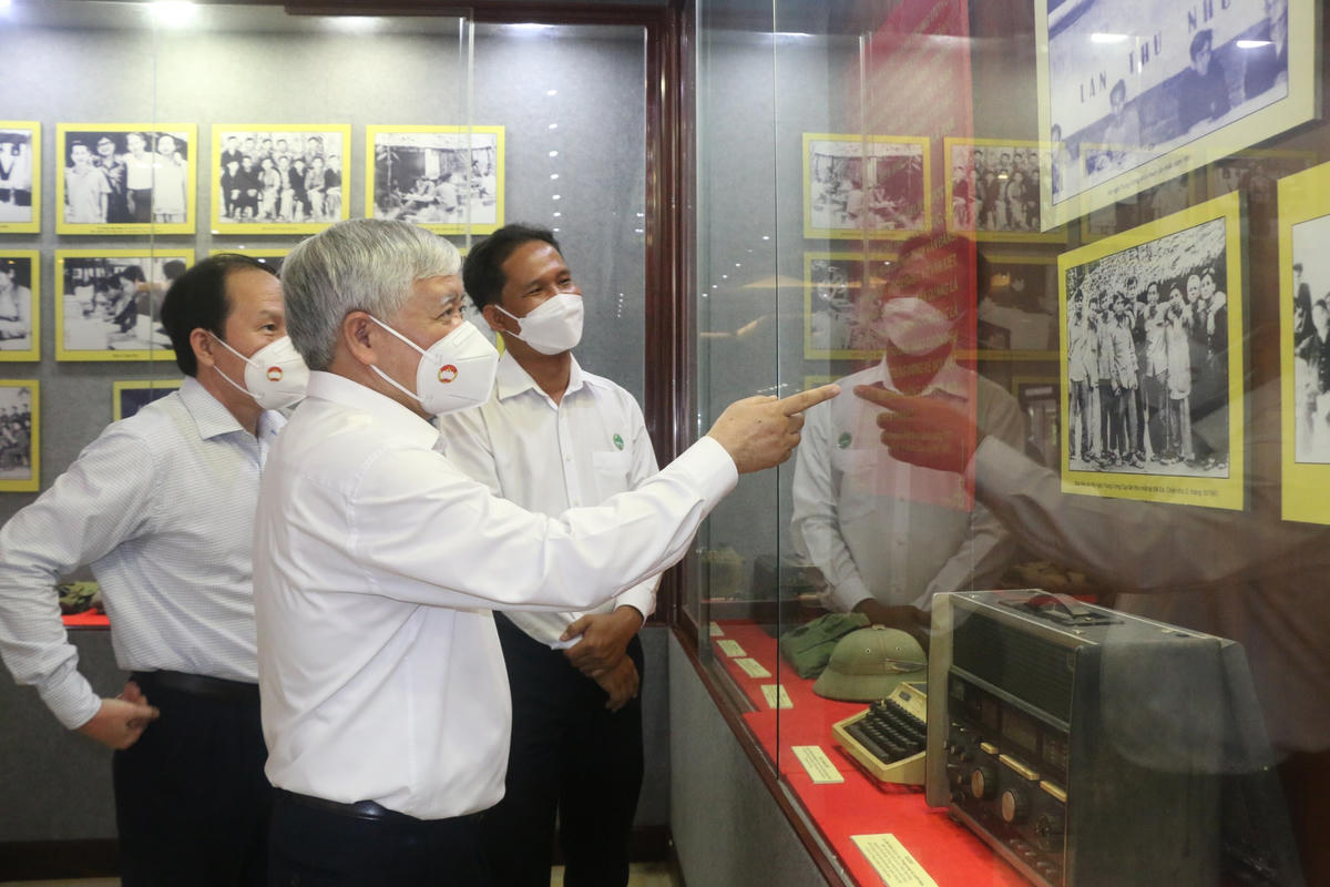 Đoàn tham quan các hiện vật tại khu di tích.