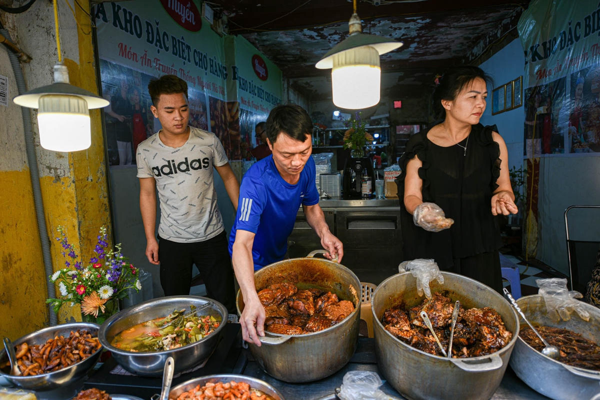 Từng nồi cá kho bán hết chủ quán lại bê thêm nồi khác.