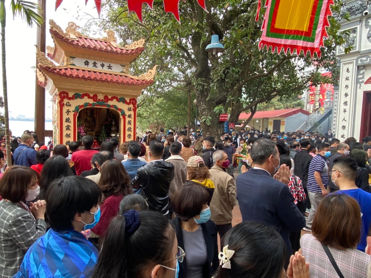 [ẢNH] Mùng 1 Tết, người dân nườm nượp đi lễ Phủ Tây Hồ