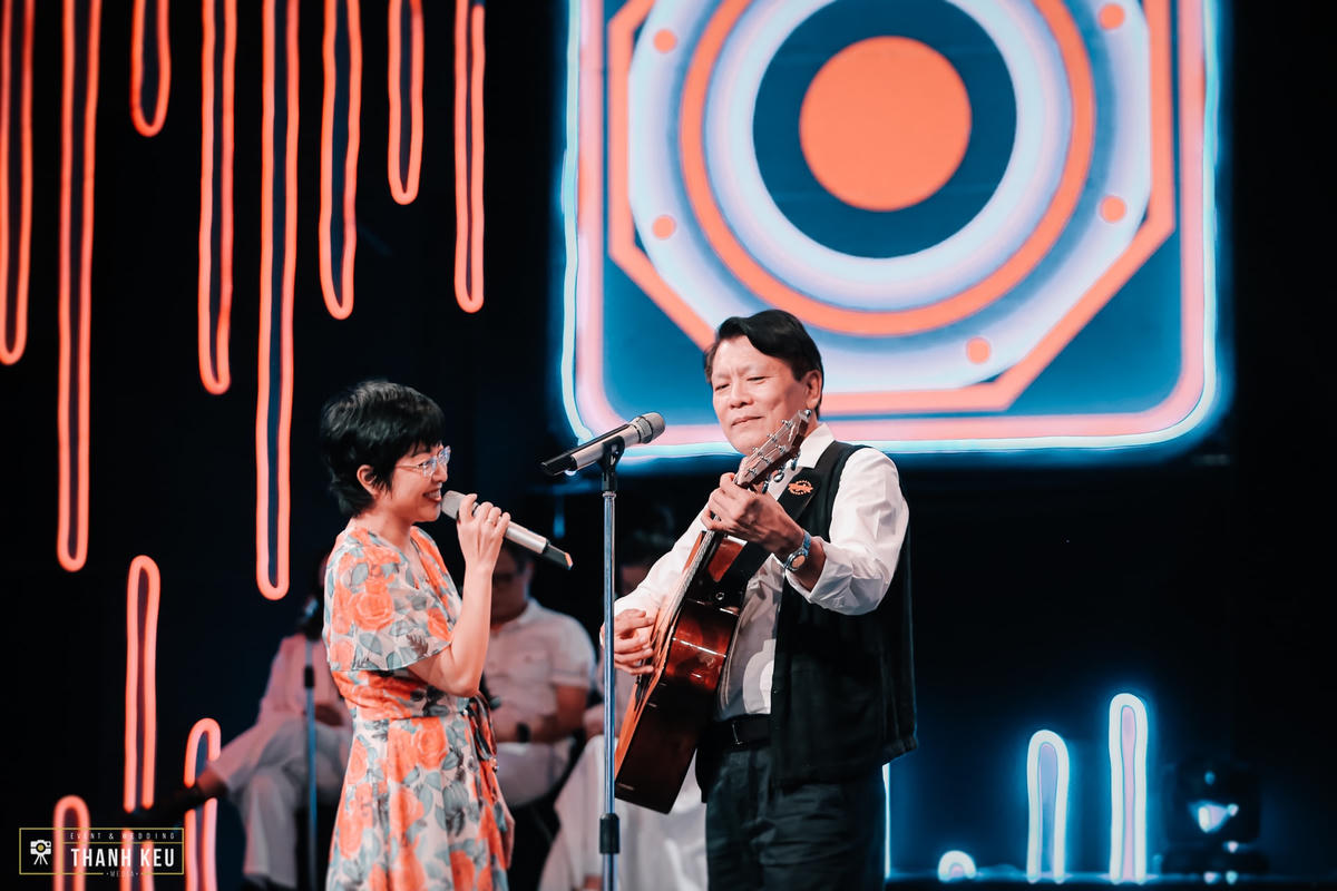 Nhạc sĩ Quang Vinh và MC Thảo Vân ngẫu hứng bài hát "Lời của gió" .
