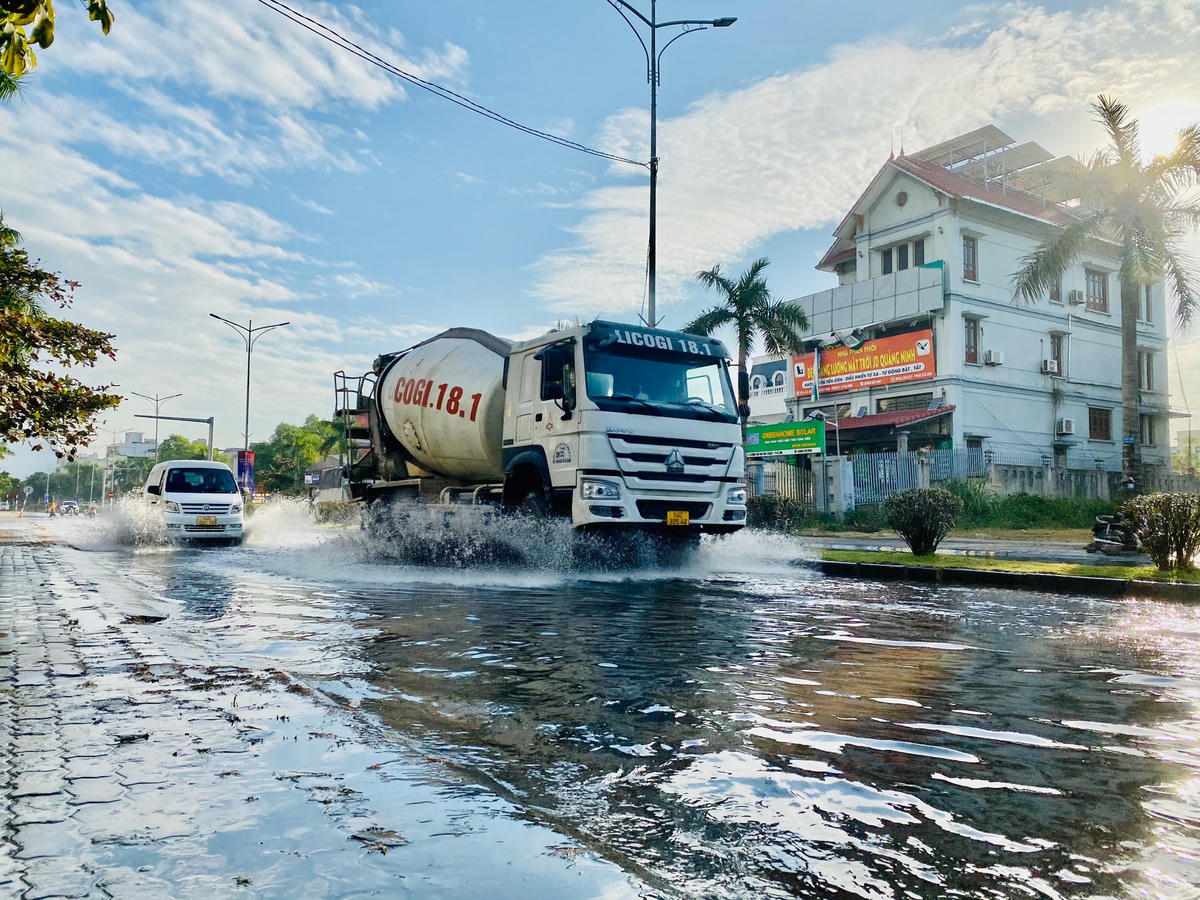 Thủy triều lên cao gây ngập lụt nhiều đoạn đường tại Khu đô thị mới Cienco.
