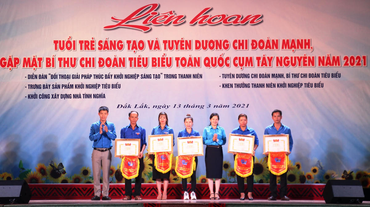 tặng Bằng khen cho tập thể chi đoàn tiêu biểu toàn quốc.