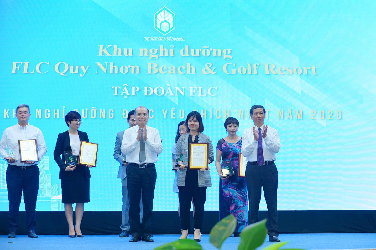 Đại diện FLC Hotels & Resorts (thứ hai từ bên phải) nhận giải “Khu nghỉ dưỡng được yêu thích nhất 2020” cho quần thể FLC Quy Nhơn.