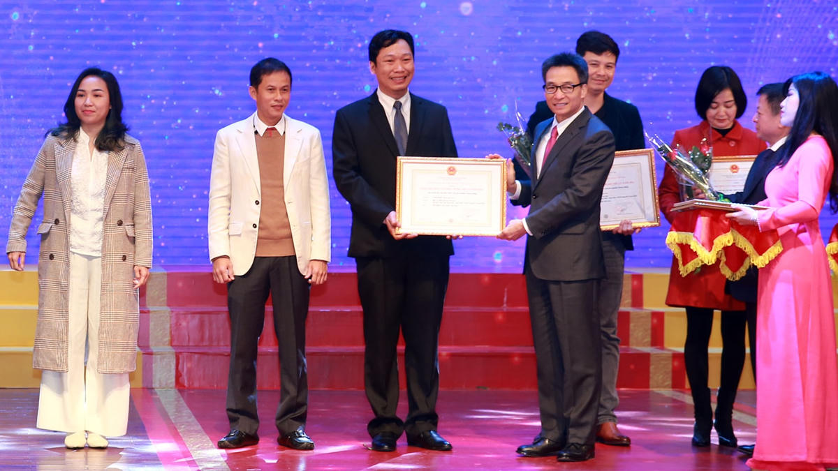 Phó Thủ tướng Vũ Đức Đam trao tặng cho các tác giả, nhóm tác giả đạt Giải Xuất sắc. ẢNH: VGP.