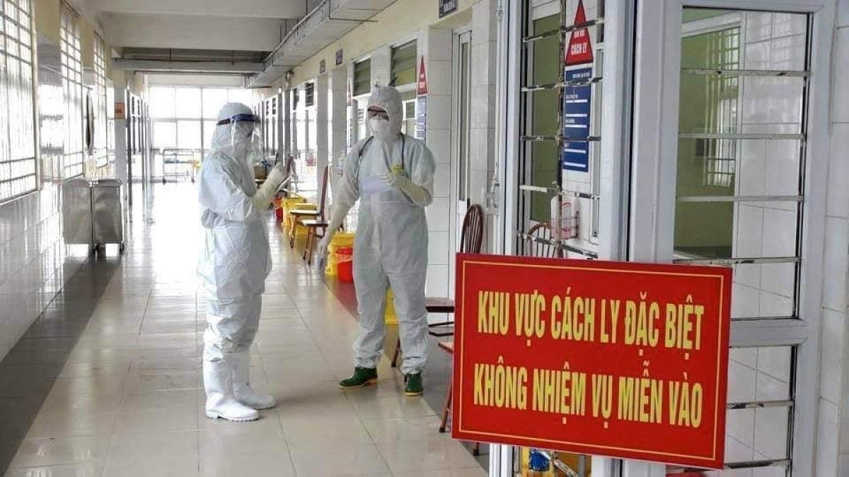 Bác sĩ Ngân chăm sóc bệnh nhân Covid-19 tại Bệnh viện Phổi Quảng Ninh.  