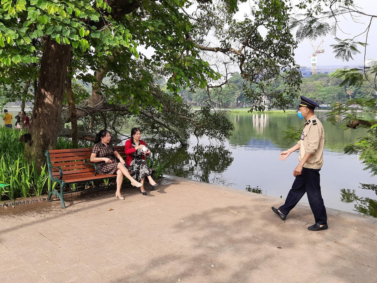 Lực lượng chức năng nhắc nhở người dân đeo khẩu trang phòng dịch.